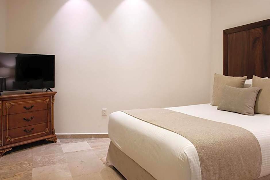 2 Bed 2 Bath, plus one den at Playa Royale Condo 3508, Free WIFI