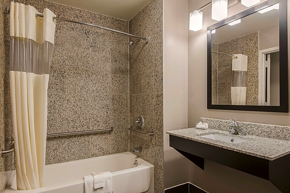 La Quinta Inn & Suites by Wyndham Brooklyn East