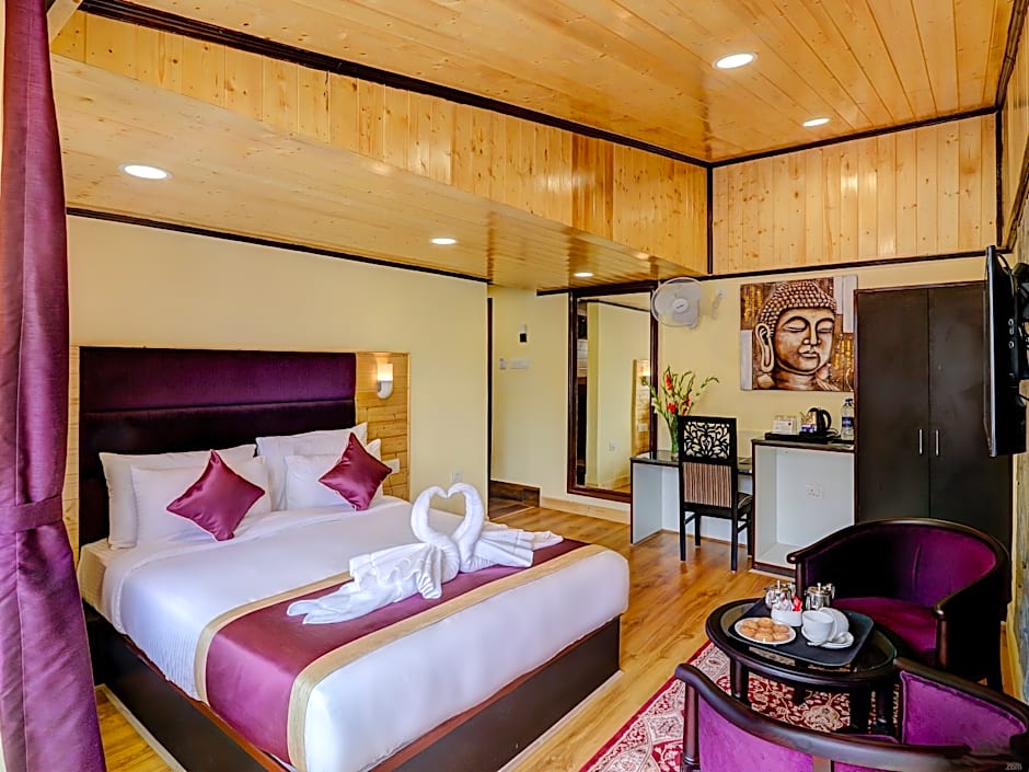 Sumitel Hotel 500 meters from Mall Road