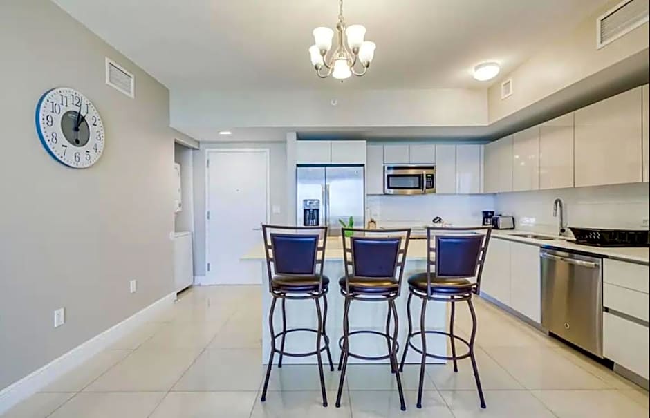 Stunning Penthouse Suite Waterfront 2BD 2BA