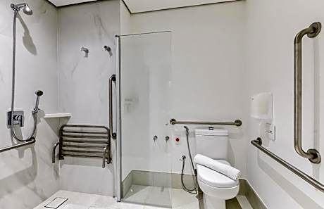 Queen Room with Roll-in Shower - Mobility Accessible
