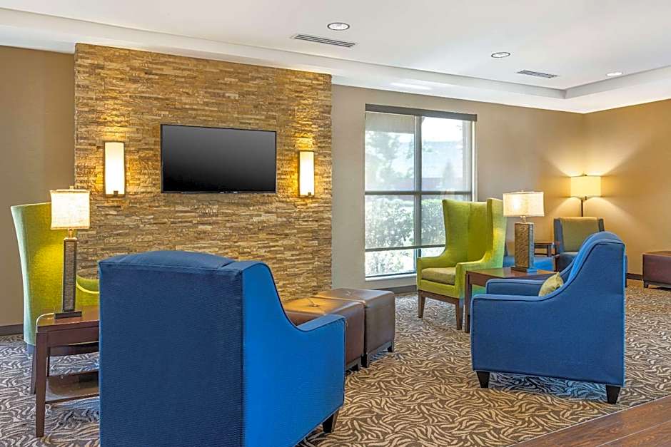 Comfort Inn & Suites At CrossPlex Village