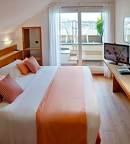 Deluxe Triple Room with Two Balconies and Sea View - Non-Smoking