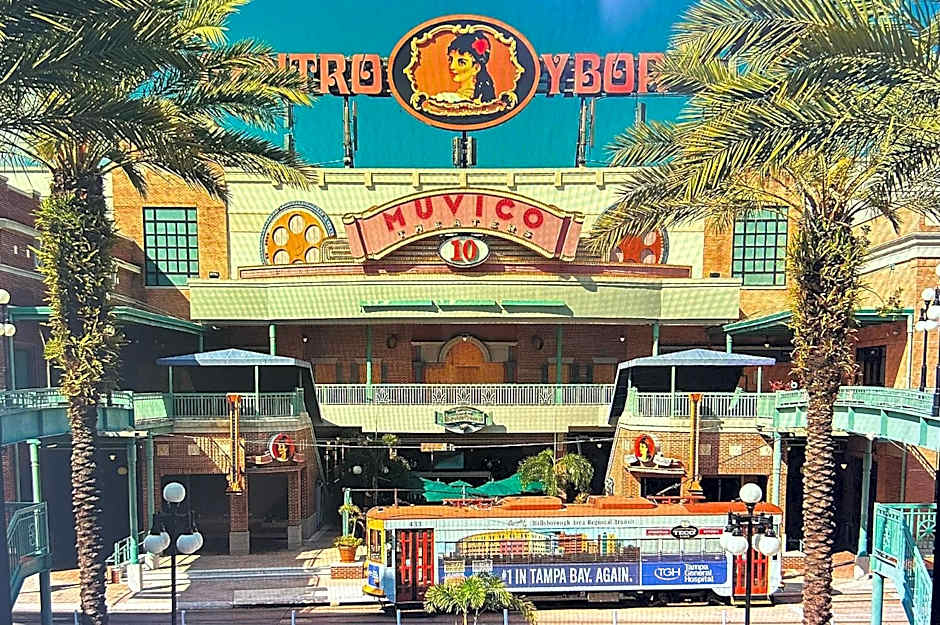 Days Inn & Suites by Wyndham Tampa near Ybor City