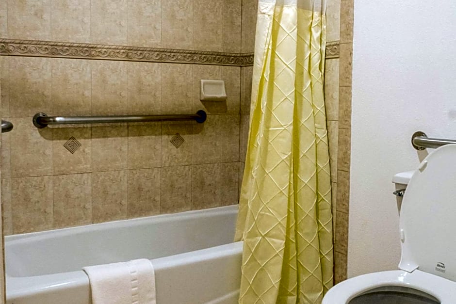 Rodeway Inn & Suites Colton-Riverside