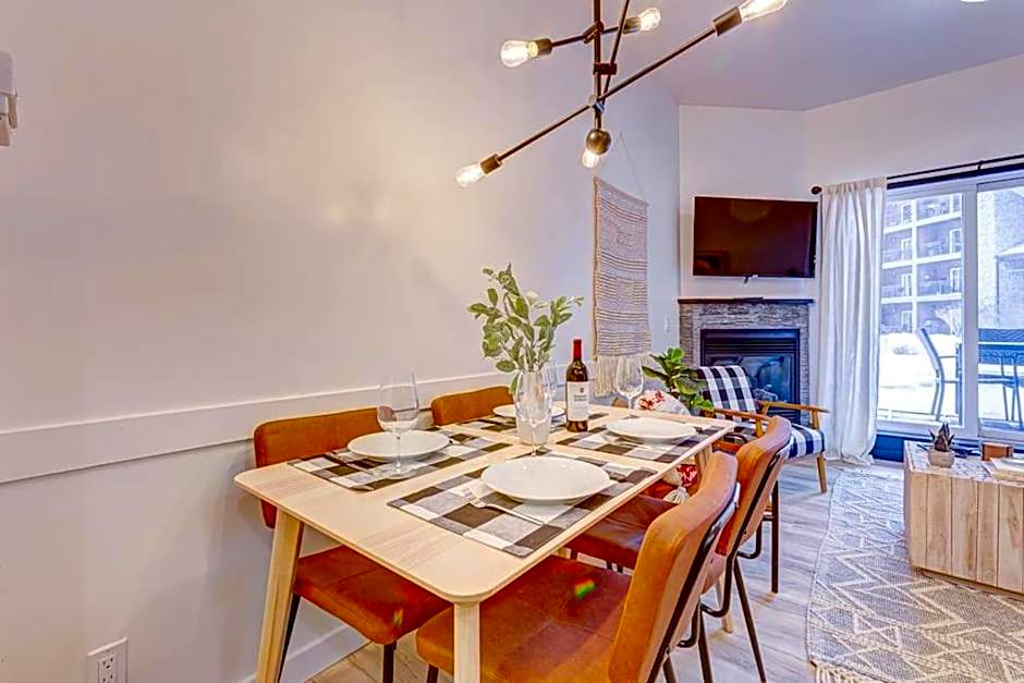 Mountain Retreat, Pool & Hot Tub, BBQ, Patio, King Bed, Sleeps 6!