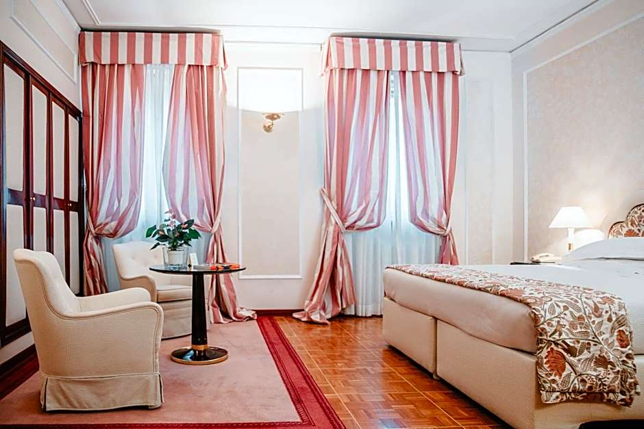 De La Ville Hotel
