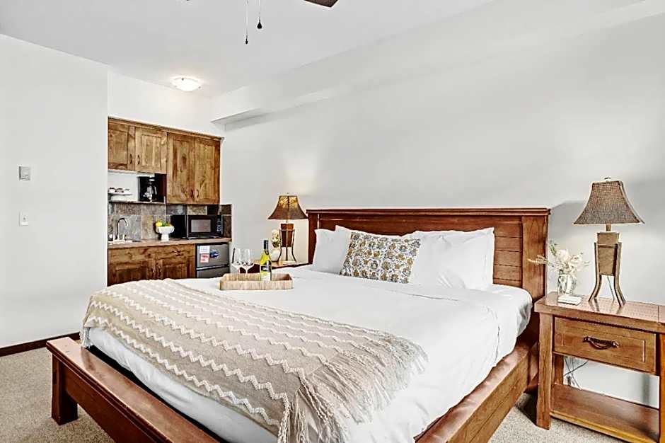 Glacier Mountaineer Lodge