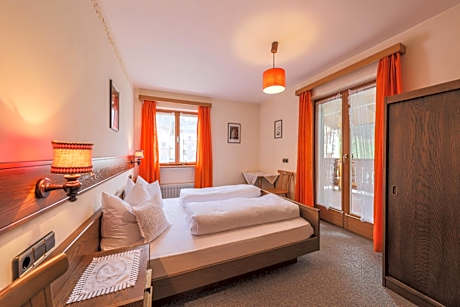 Apartment with Mountain View