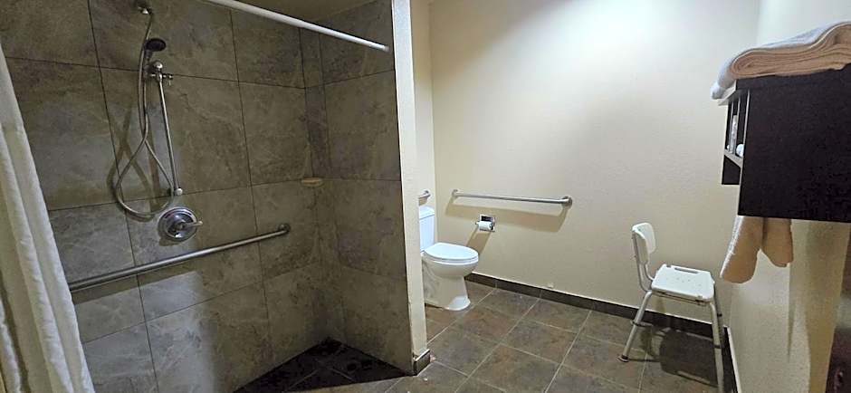 Super 8 by Wyndham Dilley TX