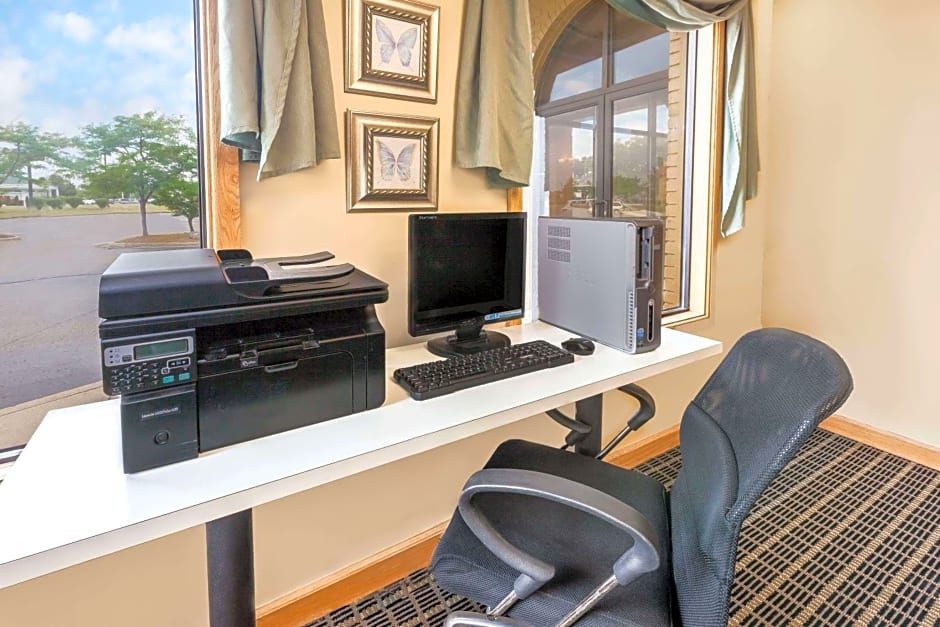 Days Inn & Suites by Wyndham Kalamazoo – Kalamazoo, MI