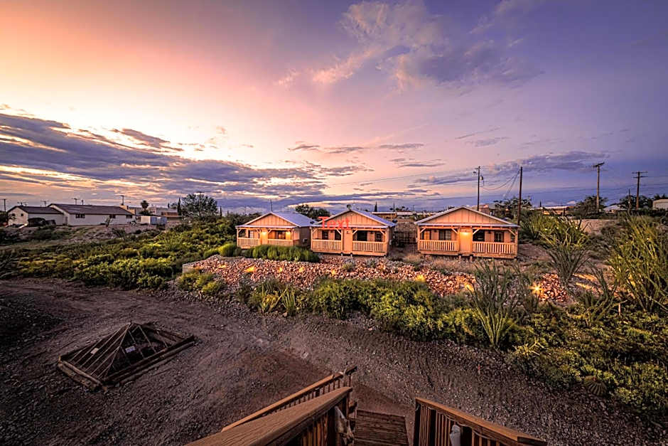 -Pet Friendly- Miners Cabin #5 -Two Double Beds - Private Balcony