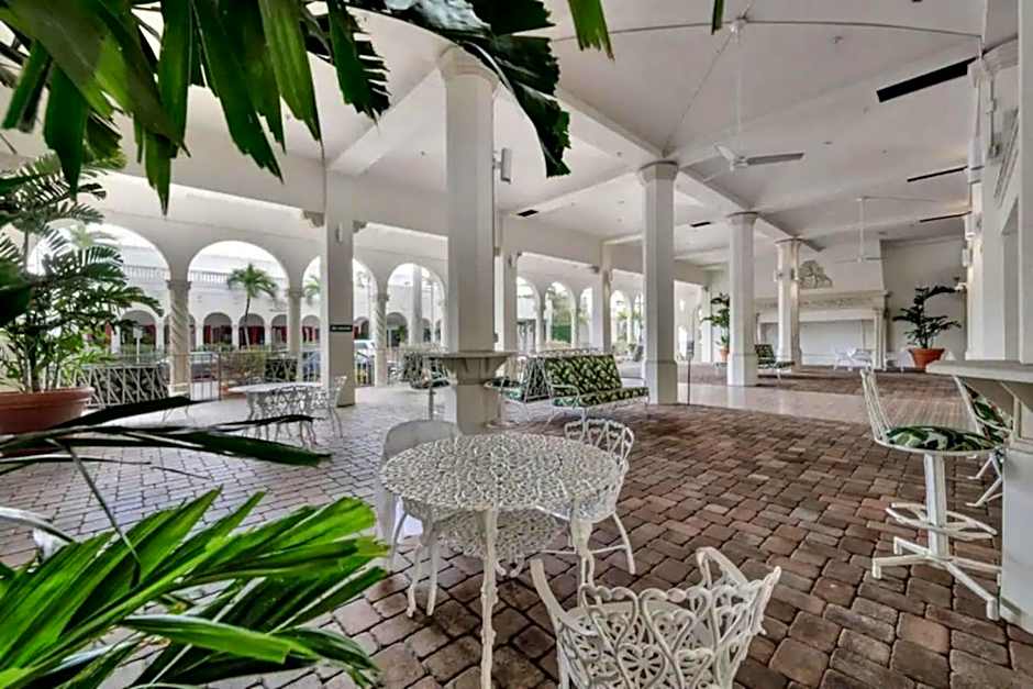 Tropical Beach Condo - Pool, Shops, 86" TV, WiFi