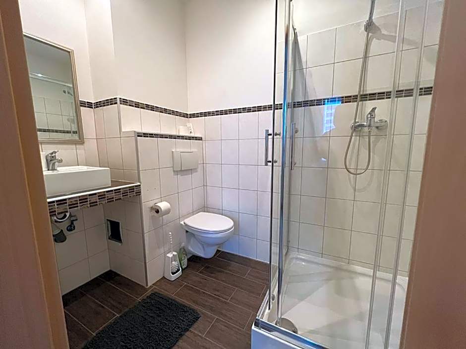 Doppelzimmer-Bad-Kühlschrank-Parkplatz-10