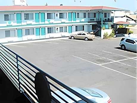 Travelers Beach Inn