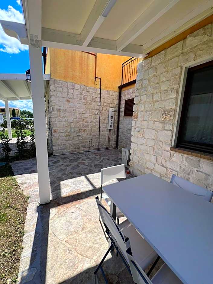 Casa Antia, nuovo bilocale con giardino in Residence con piscina