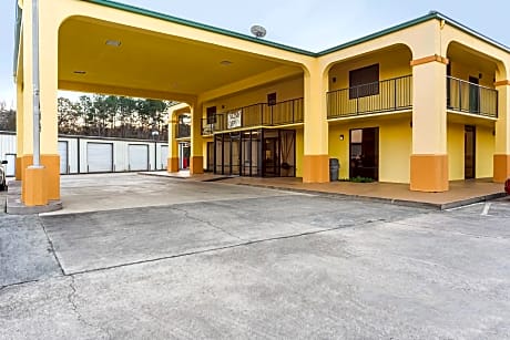 1 King Bed Mobility/Hearing Accessible Room Bathtub w/ Grab Bars Non-Smoking