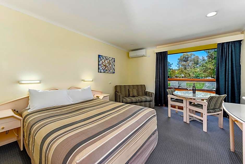 William Macintosh Motor Lodge