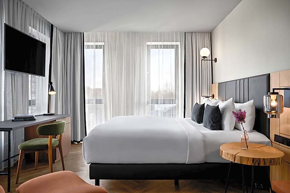 Renaissance by Marriott Amsterdam Schiphol Airport Hotel