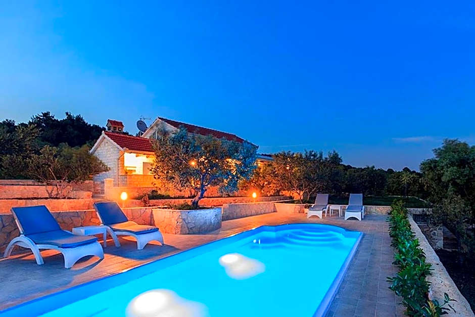 Beachfront House Dalmatino Trogir with pool on Čiovo