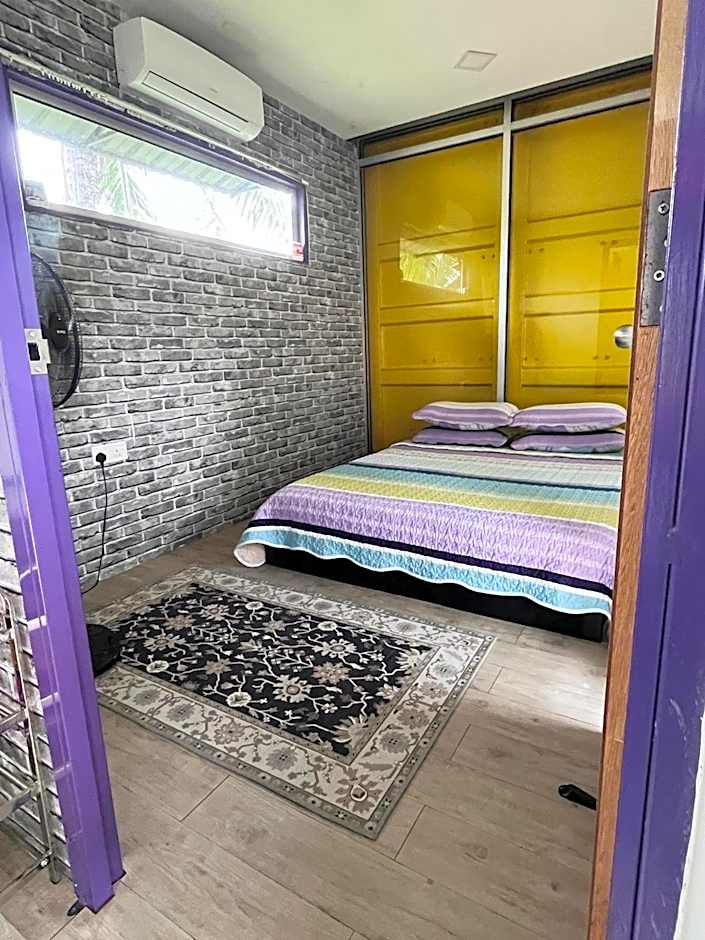 Yellow Cube at Lumut Cube Homestay Kontena