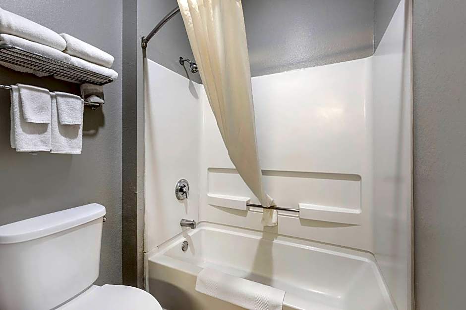 Quality Inn & Suites Lincoln North