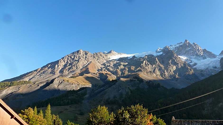 Chez Philippe - Appartements et Chalets - Panoramic Village vue Glaciers