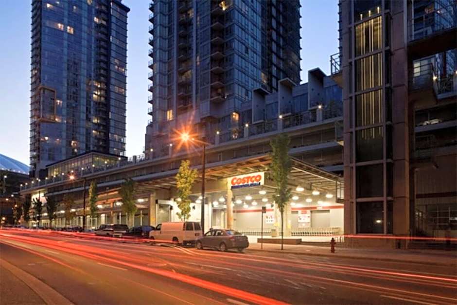 Modern spacious Apt plus Solarium and Den in Downtown Vancouver with Parking and Pool