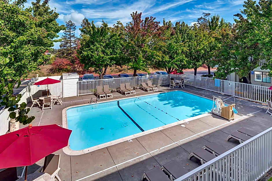 Super 8 by Wyndham Santa Rosa North