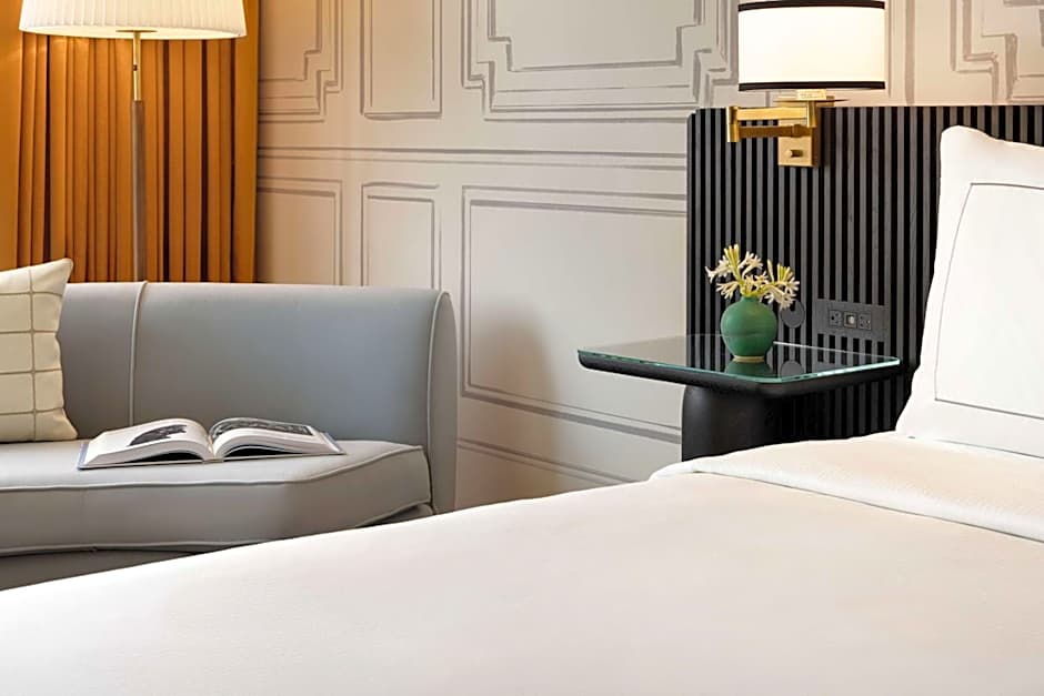 106 Jefferson Huntsville Curio Collection by Hilton