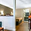 Econo Lodge Inn & Suites