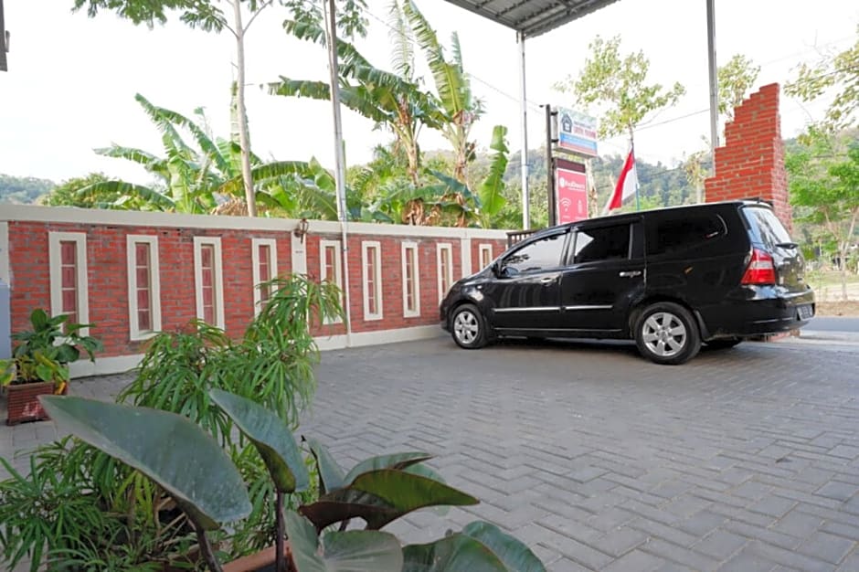 RedDoorz Syariah near Alun Alun Pacitan 2