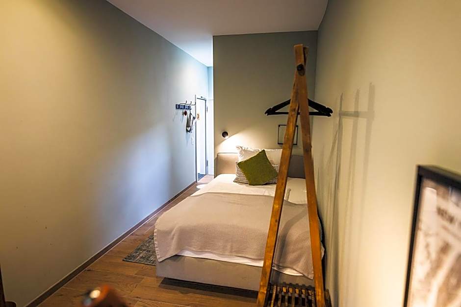 Photo 1 of 10 of Single Room