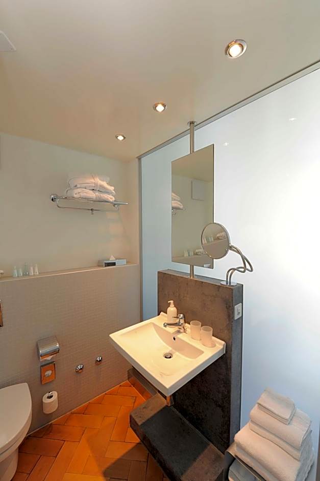 Alma Hotel - Boutique hideaway by the lake with rooftop and ladies-only wellness