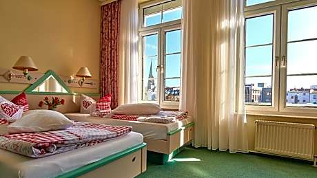 Single Room - Courtyard Side