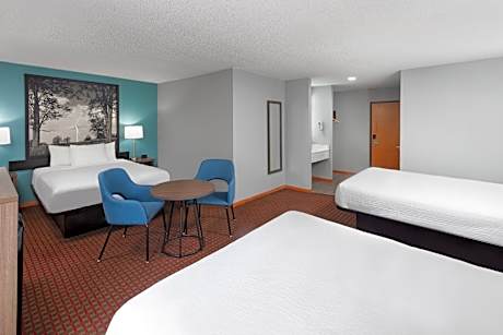 3 Queen Beds, Suite, Non-Smoking
