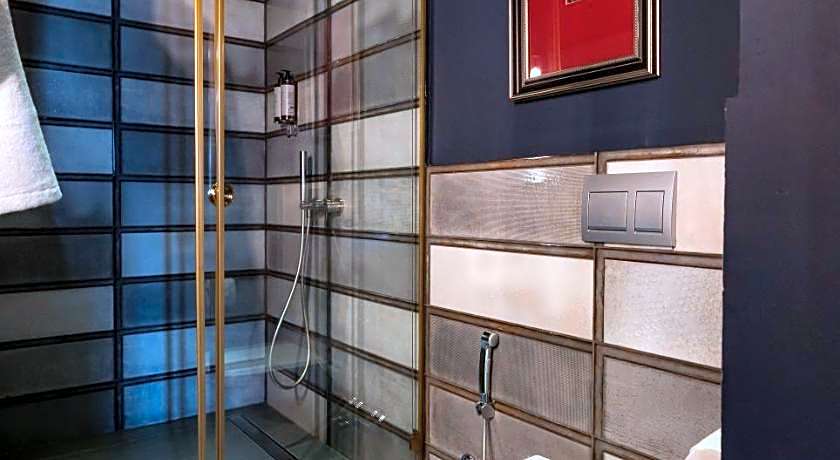 Zorba&Bond Hotel on the 8th