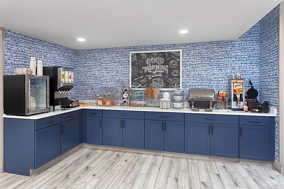 AmericInn by Wyndham Eagle River Downtown