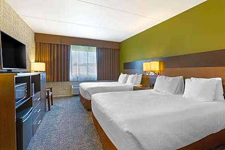 Queen Room with Two Queen Beds with Pool Access - Non-Smoking