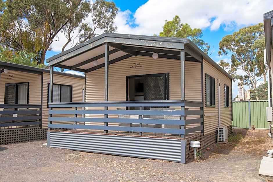 Golden Country Motel and Caravan Park
