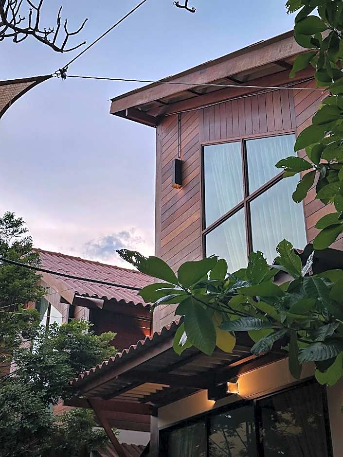 Baanrongmai Canal Front Cafe & Homestay 