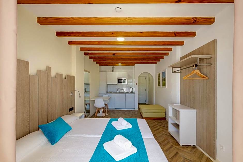 azuLine Apartamentos Can Sanso