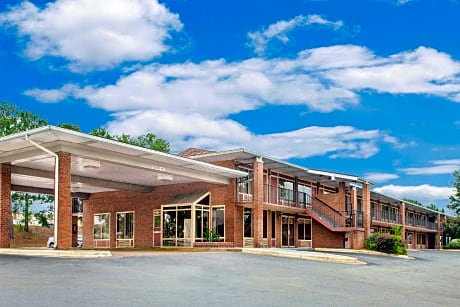 Days Inn by Wyndham Benton