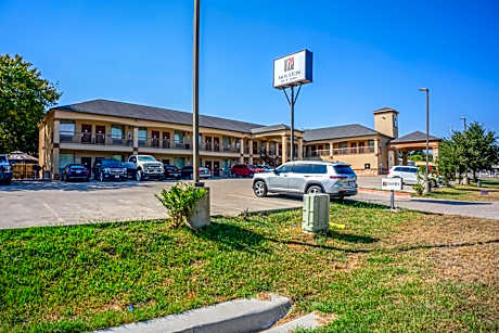 Moulton Inn & Suites By OYO