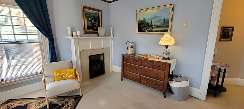 The Kings Throne Inn and Guest House