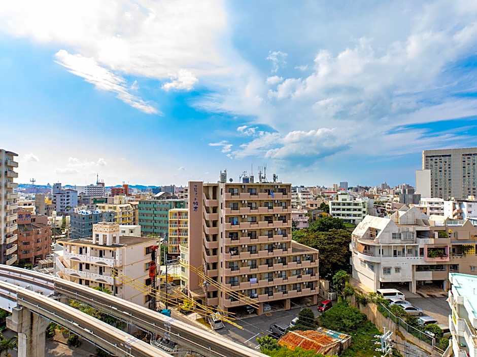 MrKINJO Miki24 in front of Makishi Station