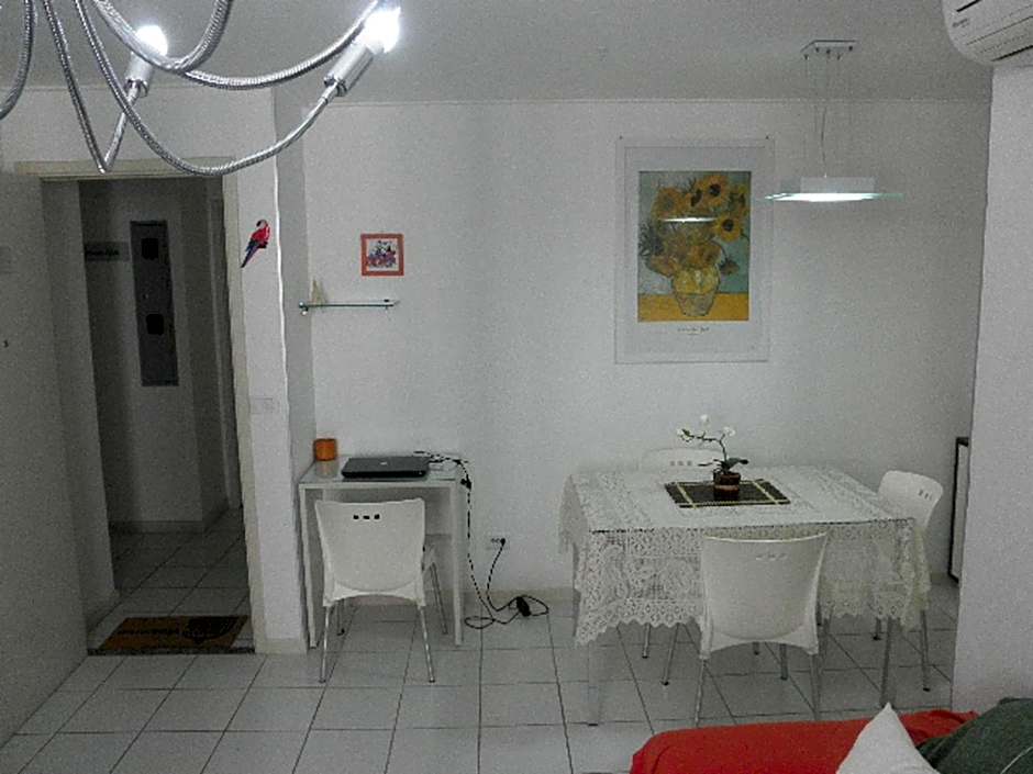 NA BEIRA MAR DE PAJUCARA - EDIFICO NEO 2- APARTAMENTO COM 02 QUARTOS - POSSUI VARANDA- VISTA LATERAL DO MAR- AVENIDA DOUTOR ANTONIO GOUVEIA 1081- CONSUMO ELETRICO É PAGO No CKECK-OUT 1KWH É 1,35 REIAS -TEM TELA DE PROTEÇÃO-