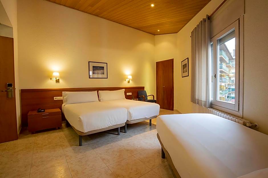 Photo 1 of 6 of Triple Room