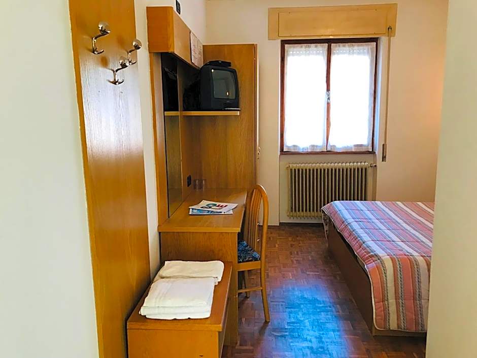Zdjęcie 1 z 4 — Economy 2 Beds