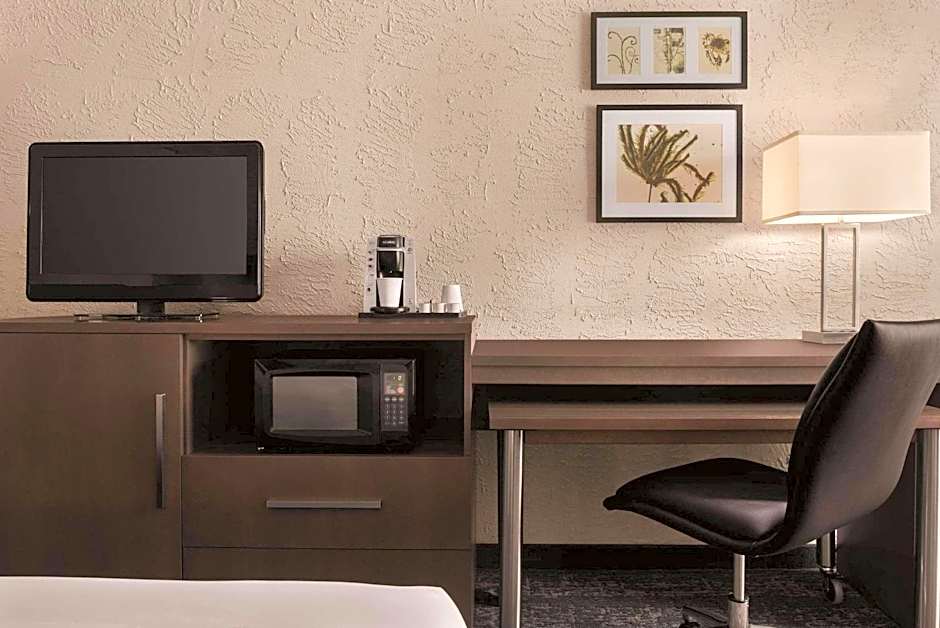 Country Inn & Suites by Radisson, Mt. Pleasant-Racine West, WI